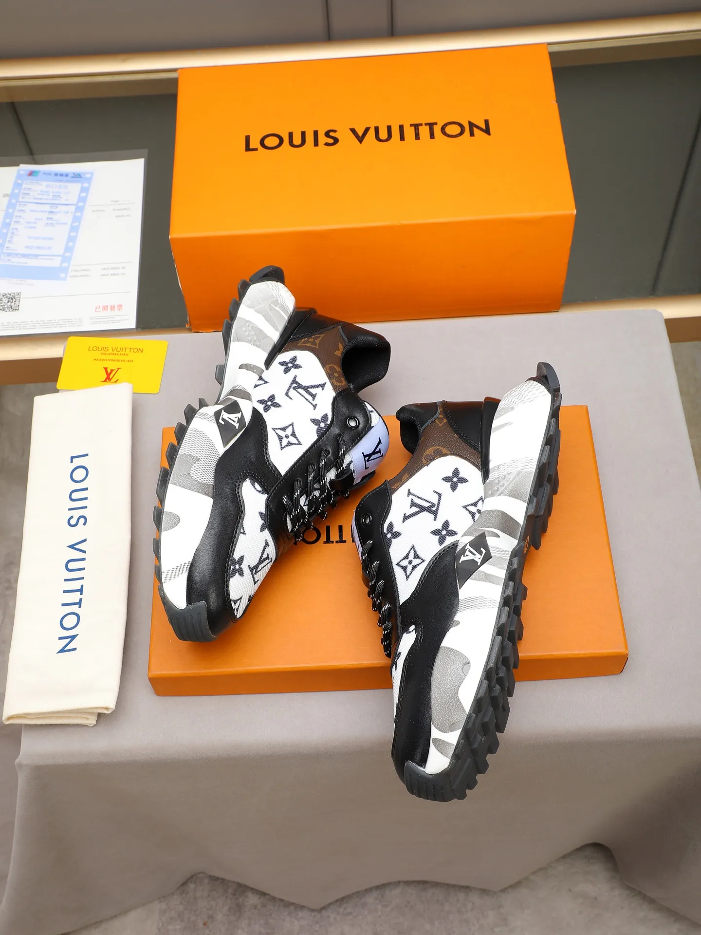 Men's shoes 💰440 [LV] Casual sports shoes, breathable and comfortable, easy to walk, a versatile style for trendy men, Versace special materials and calfskin ➕ breathable mesh lining ➕ popular printed outsole, sports and running style, super comfortable. Code number 38-44 (45 customized)